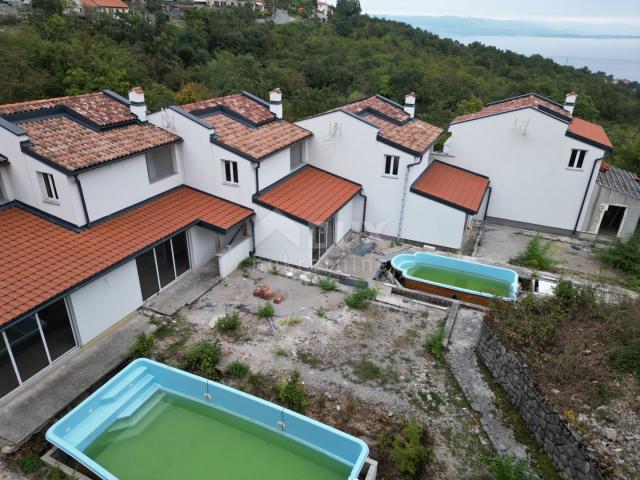 OPATIJA, IČIĆI, POLJANE – Reihenhäuser 590 m2, 5 Einheiten mit Meerblick und 2 Schwimmbädern + Umgeb