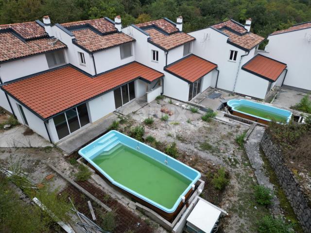 OPATIJA, IČIĆI, POLJANE – Reihenhäuser 590 m2, 5 Einheiten mit Meerblick und 2 Schwimmbädern + Umgeb