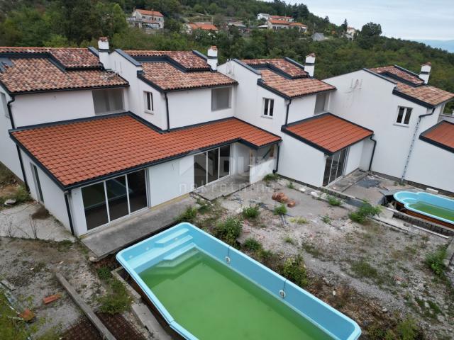 OPATIJA, IČIĆI, POLJANE – Reihenhäuser 590 m2, 5 Einheiten mit Meerblick und 2 Schwimmbädern + Umgeb