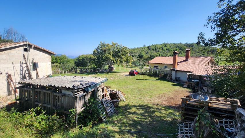 ISTRA, LABIN - Kuća na osami s pomoćnim objektima i pogledom na more