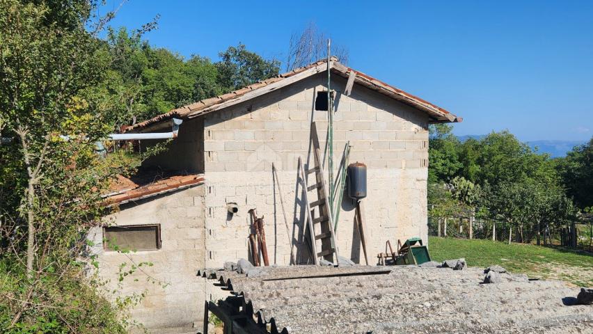 ISTRA, LABIN - Kuća na osami s pomoćnim objektima i pogledom na more