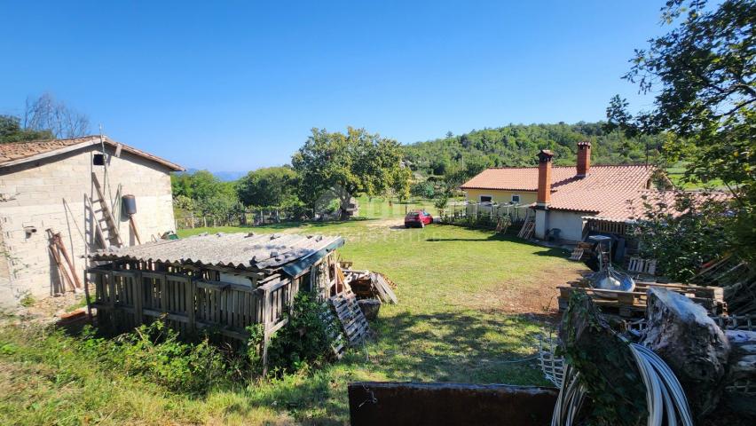 ISTRA, LABIN - Kuća na osami s pomoćnim objektima i pogledom na more