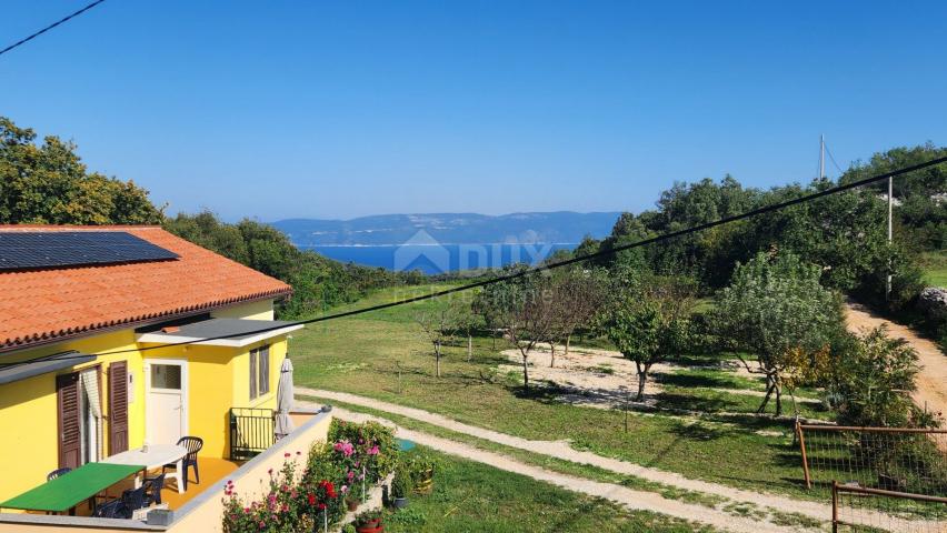 ISTRA, LABIN - Kuća na osami s pomoćnim objektima i pogledom na more