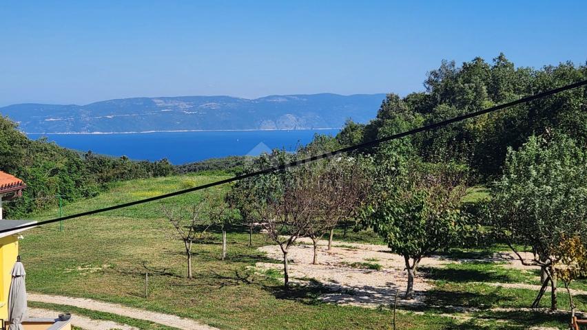 ISTRA, LABIN - Kuća na osami s pomoćnim objektima i pogledom na more