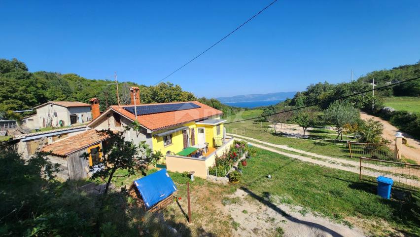 ISTRA, LABIN - Kuća na osami s pomoćnim objektima i pogledom na more