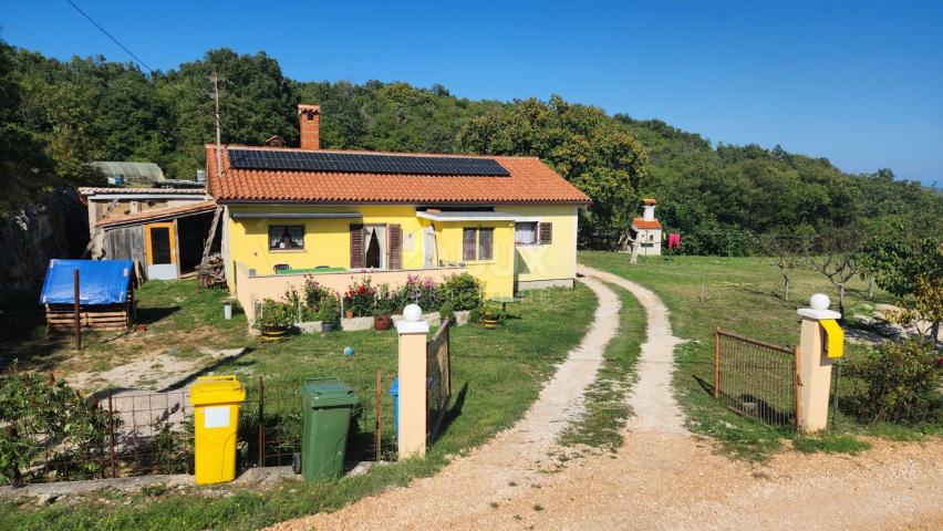 ISTRA, LABIN - Kuća na osami s pomoćnim objektima i pogledom na more