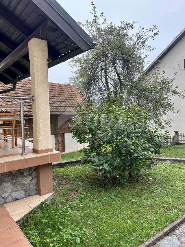 OTOČAC - Haus mit großem Garten und 2 Baustellen