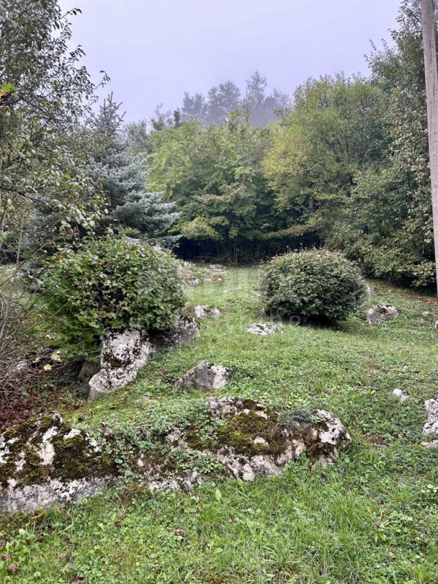 OTOČAC - Haus mit großem Garten und 2 Baustellen