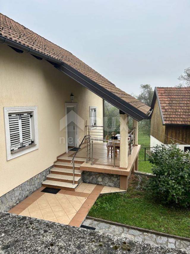 OTOČAC - Haus mit großem Garten und 2 Baustellen