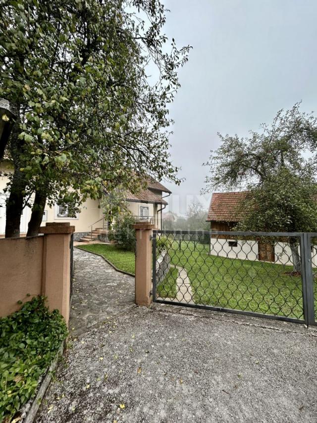 OTOČAC - Haus mit großem Garten und 2 Baustellen