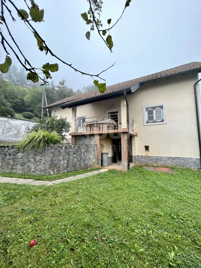 OTOČAC - Haus mit großem Garten und 2 Baustellen