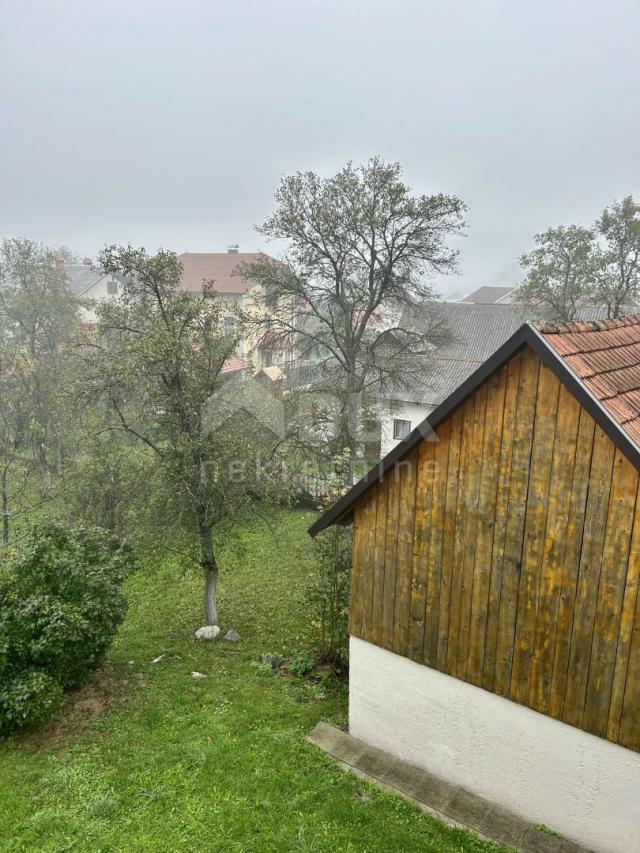 OTOČAC - Haus mit großem Garten und 2 Baustellen