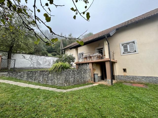 OTOČAC - Haus mit großem Garten und 2 Baustellen