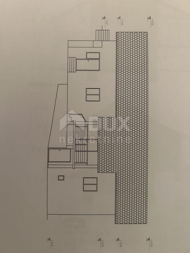 OTOČAC - Haus mit großem Garten und 2 Baustellen