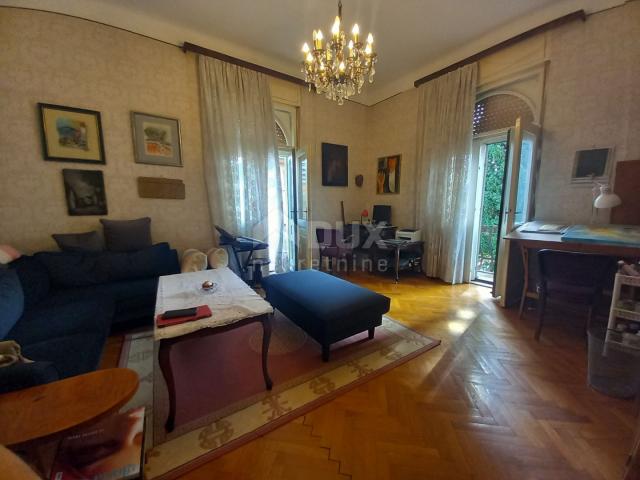 OPATIJA, ZENTRUM - Einzigartige Etage in einer historischen Villa, nur 100 m vom Meer entfernt!