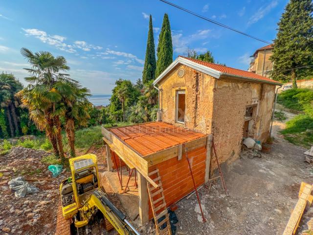 OPATIJA, ZENTRUM - Rustikales Steinhaus mit Garten oberhalb des Zentrums von Opatija, Meerblick