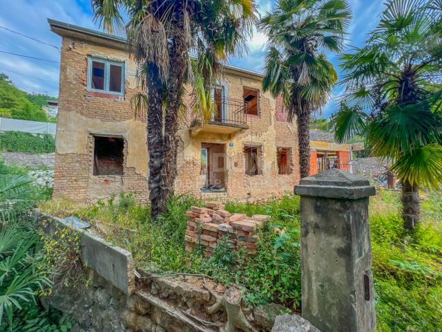 OPATIJA, ZENTRUM - Rustikales Steinhaus mit Garten oberhalb des Zentrums von Opatija, Meerblick