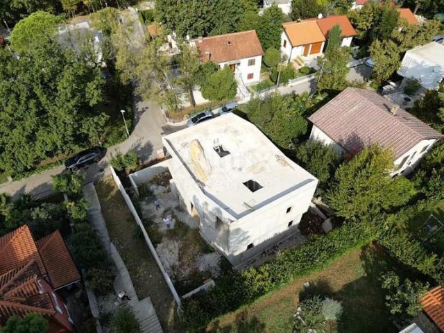 NJIVICE - ATTRACTIVE VILLA IN THE PHASE OF ROH-BAU, 1ST ROW TO THE SEA