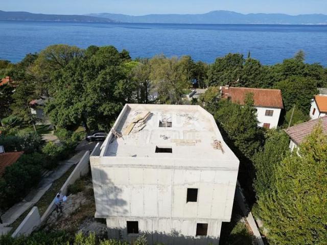 NJIVICE - ATTRACTIVE VILLA IN THE PHASE OF ROH-BAU, 1ST ROW TO THE SEA