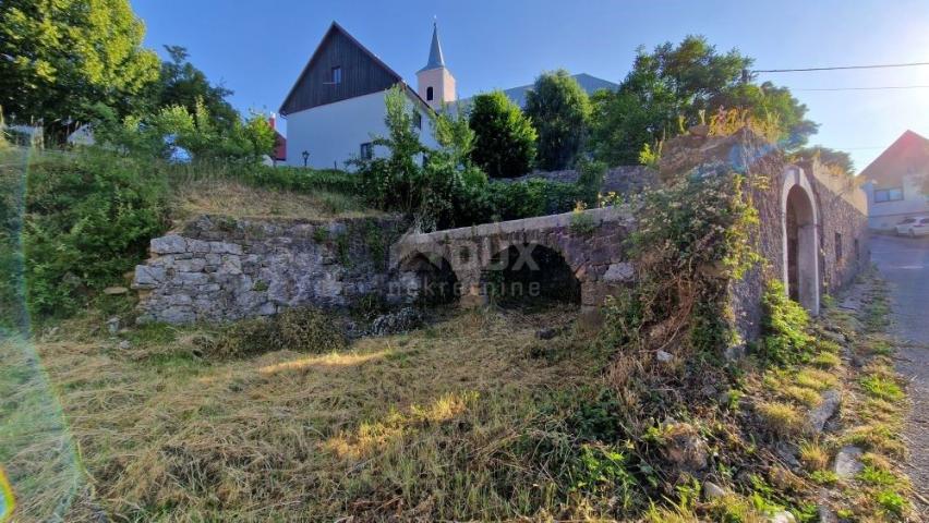 FUŽINE – Anpassungshaus mitten im Dorf