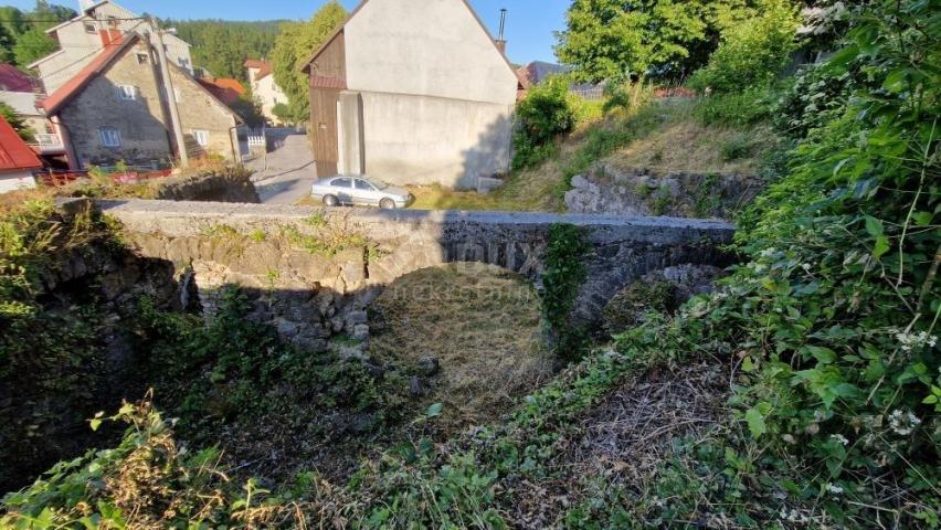 FUŽINE – Anpassungshaus mitten im Dorf