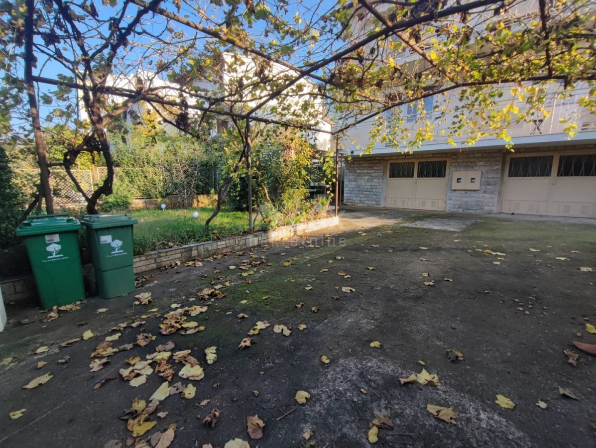 ISTRIEN, PULA – Geräumige Wohnung mit Garten und Garage in toller Lage