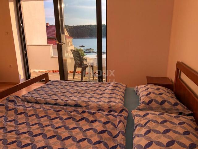 OTOK RAB, PALIT - Apartmanska kuća 30 m od mora