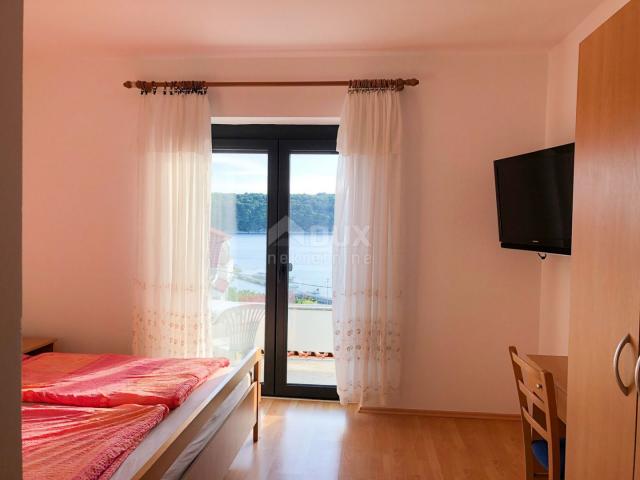 OTOK RAB, PALIT - Apartmanska kuća 30 m od mora