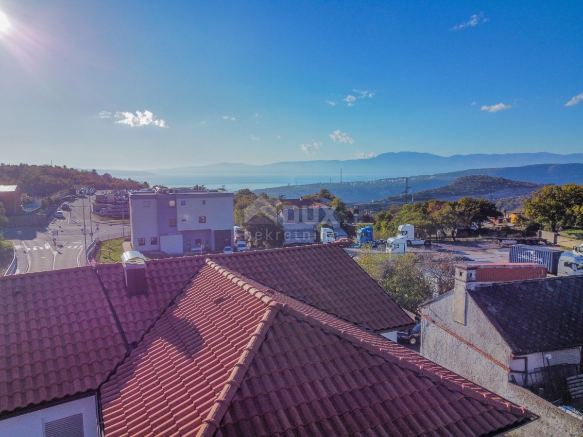 RIJEKA, HRELJIN - nova kuća s dva velika stana s bazenom, parkingom, okućnicom i đelomičnim pogledom