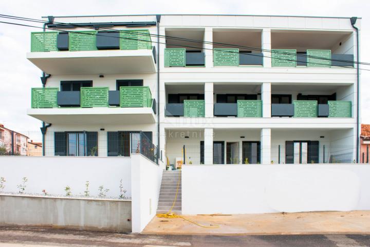 ISTRIEN, NOVIGRAD - Apartment im ersten Stock mit großzügiger Terrasse, nah am Meer!