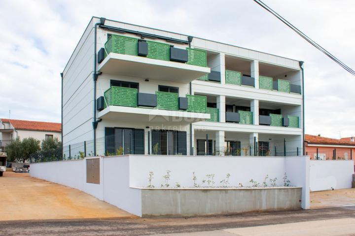 ISTRIEN, NOVIGRAD - Apartment im ersten Stock mit großzügiger Terrasse, nah am Meer!