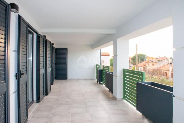 ISTRIEN, NOVIGRAD - Apartment im ersten Stock mit großzügiger Terrasse, nah am Meer!