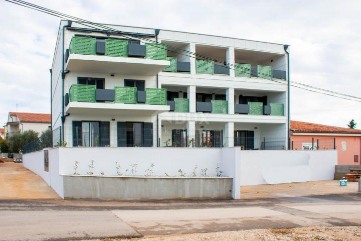 ISTRIEN, NOVIGRAD - Apartment im ersten Stock mit großzügiger Terrasse, nah am Meer!