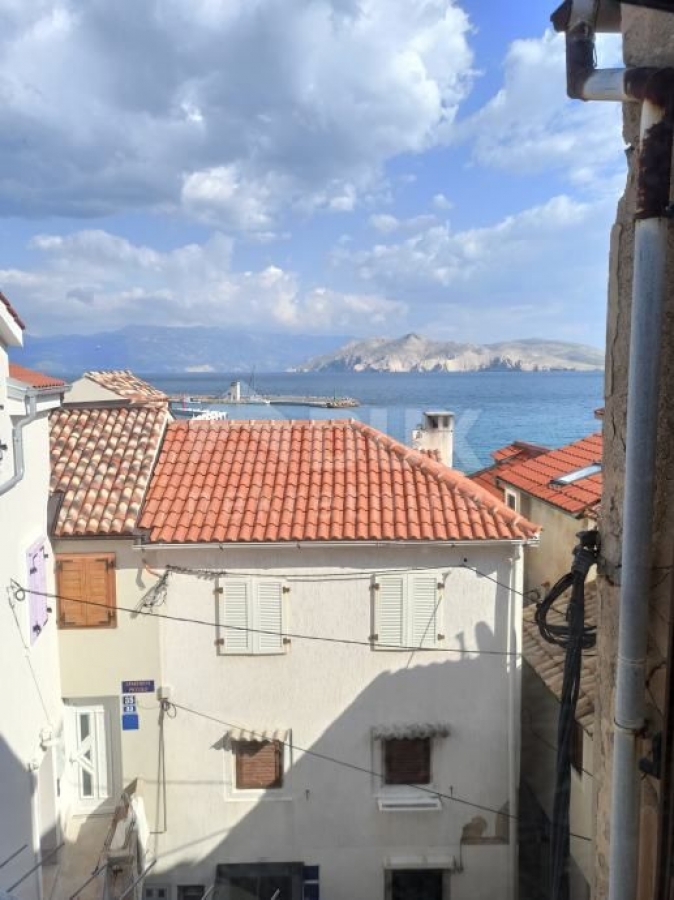 INSEL KRK, BAŠKA - Zweistöckige Wohnung in der Nähe des Meeres