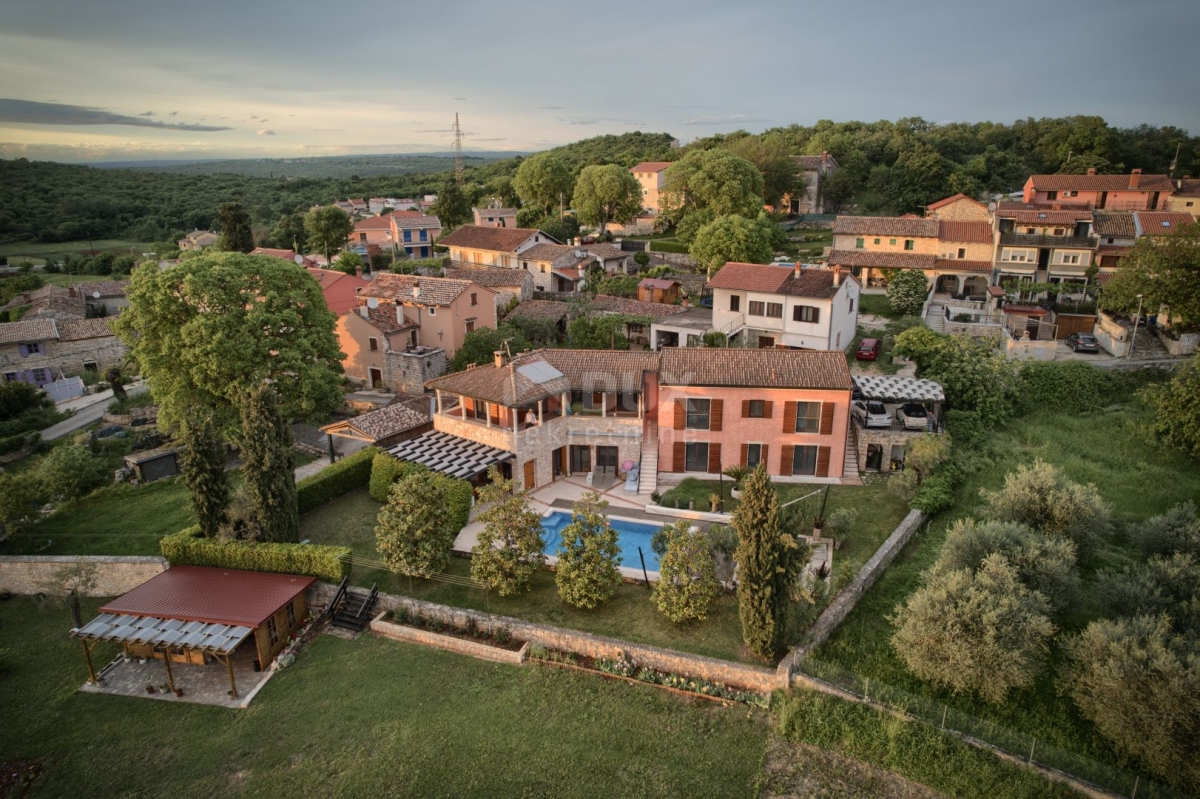 ISTRIEN, ROVINJ - Geräumige Villa mit großem Baugrundstück