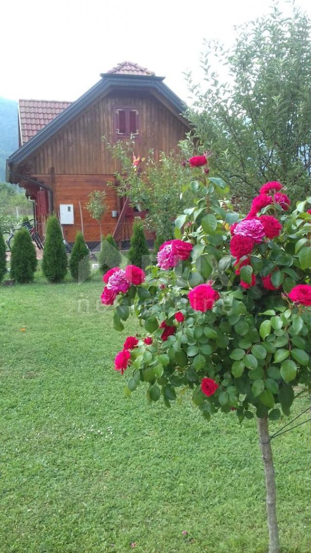 OTOČAC, LIČKO LEŠČE - Idyllisches Haus mit Swimmingpool