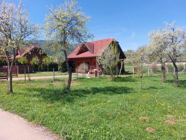 OTOČAC, LIČKO LEŠČE - Idyllisches Haus mit Swimmingpool