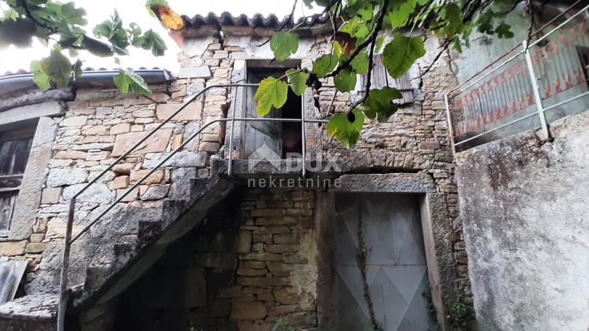 ISTRIA, JURADI - Old house for adaptation with 9000m2 of agricultural land