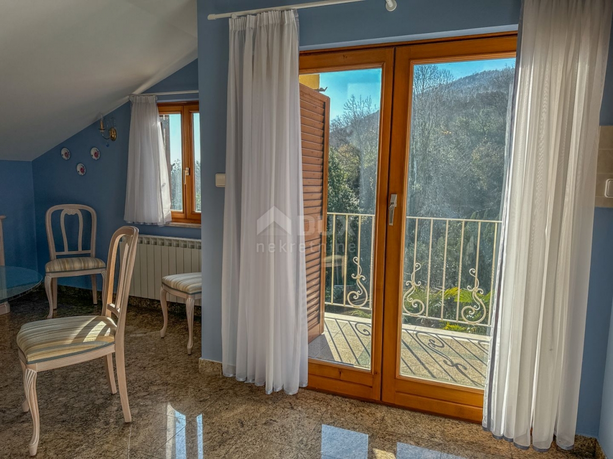 OPATIJA, LOVRAN – elegante Wohnung von 91 m2 in einem Haus, 300 m vom Meer entfernt, Aussicht, Terra