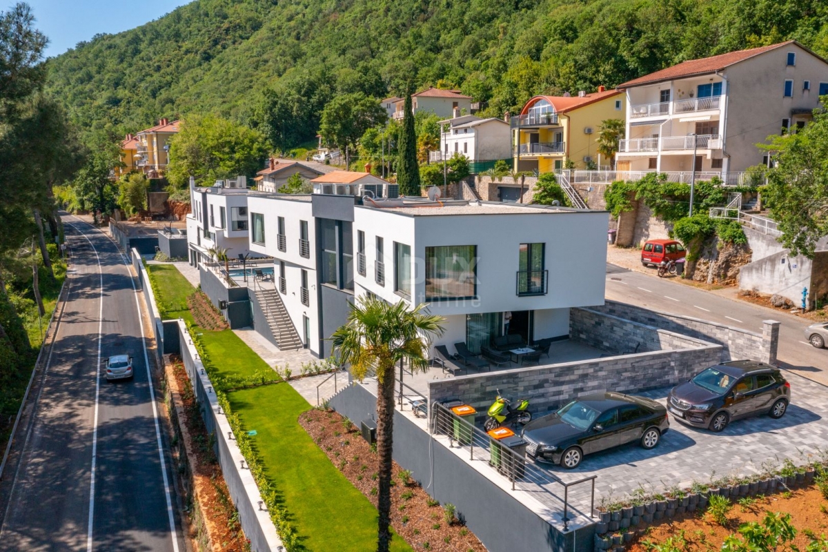 OPATIJA, MOŠĆENIČKA DRAGA – zwei neue Villen mit Swimmingpool, 410 m2 + 225 m2 mit Garten, Möbeln un