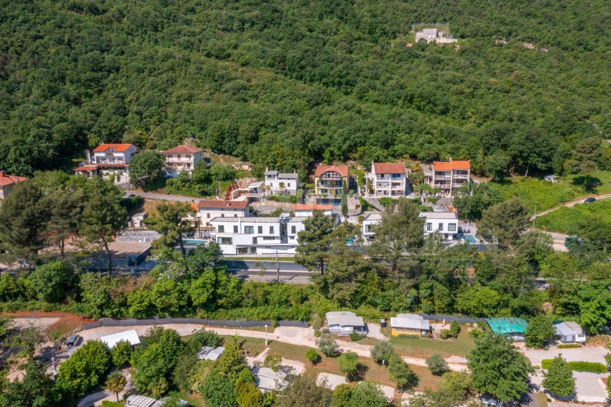 OPATIJA, MOŠĆENIČKA DRAGA – zwei neue Villen mit Swimmingpool, 410 m2 + 225 m2 mit Garten, Möbeln un