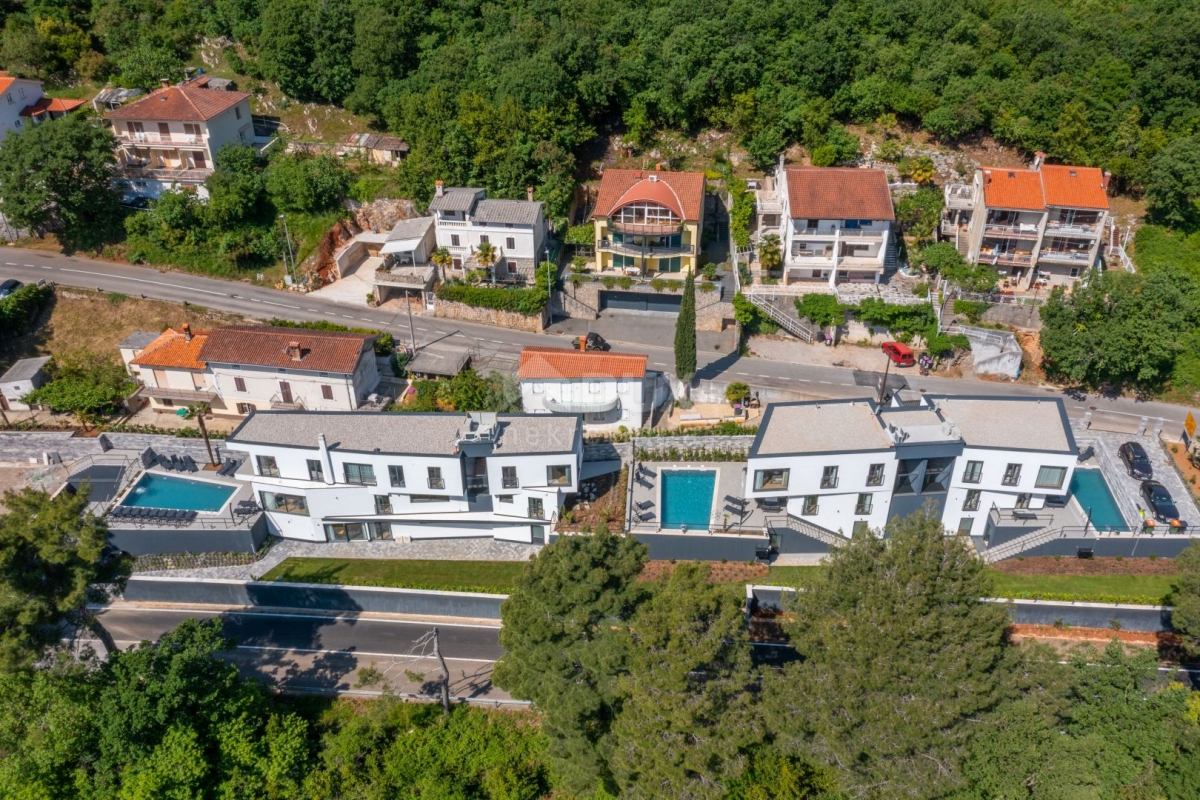 OPATIJA, MOŠĆENIČKA DRAGA – zwei neue Villen mit Swimmingpool, 410 m2 + 225 m2 mit Garten, Möbeln un