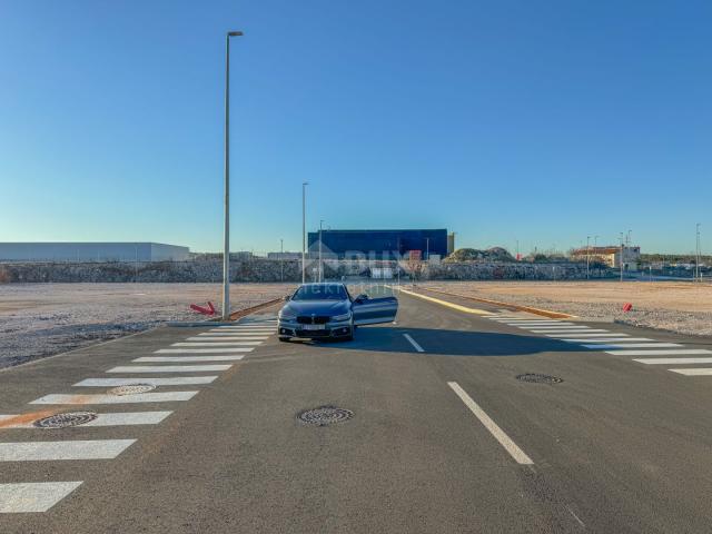 RIJEKA, KUKULJANOVO - New - land 2833m2 in the center of the industrial zone, wide possibility of co