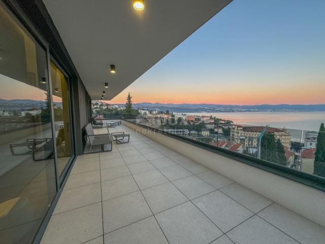 OPATIJA, CENTAR - ekskluzivni penthouse s pogledom, bazenom i garažom