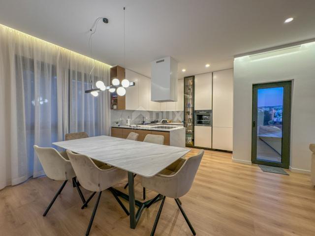 OPATIJA, CENTAR - ekskluzivni penthouse s pogledom, bazenom i garažom