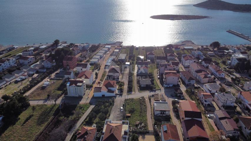 BIOGRAD, PAKOŠTANE - Vermietung eines Baugrundstücks 150 m vom Meer entfernt