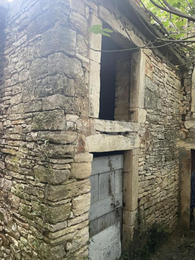 ISTRIA, VODNJAN - Five stone houses in the city center for adaptation