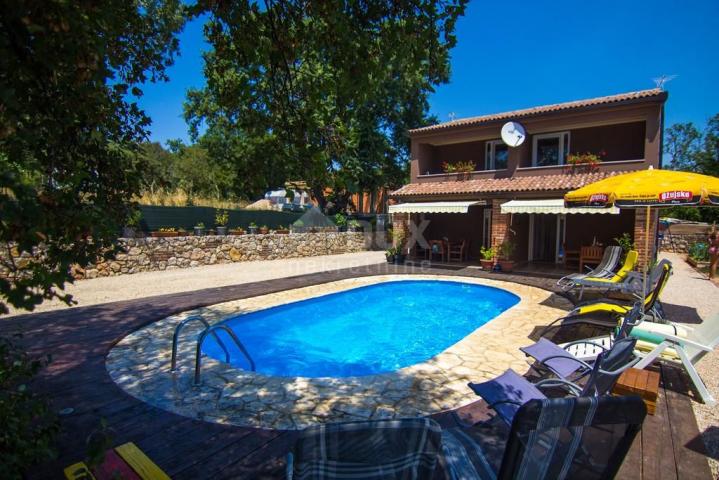 ISLAND OF KRK Haus mit Pool in ruhiger Lage mit Blick auf das Meer