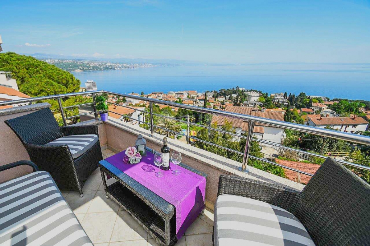 OPATIJA, ZENTRUM - große zweistöckige Wohnung 122m2 mit Panoramablick auf das Meer, zwei Garagen, na