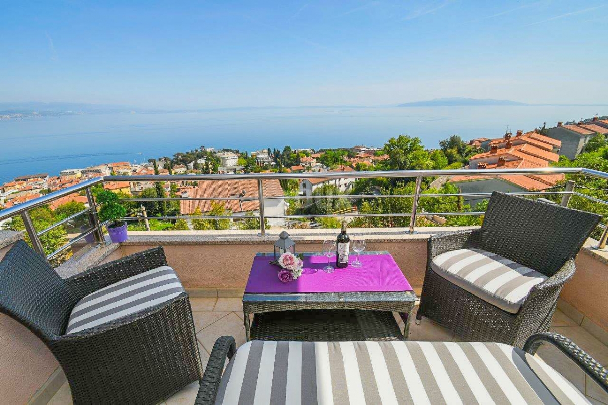 OPATIJA, ZENTRUM - große zweistöckige Wohnung 122m2 mit Panoramablick auf das Meer, zwei Garagen, na